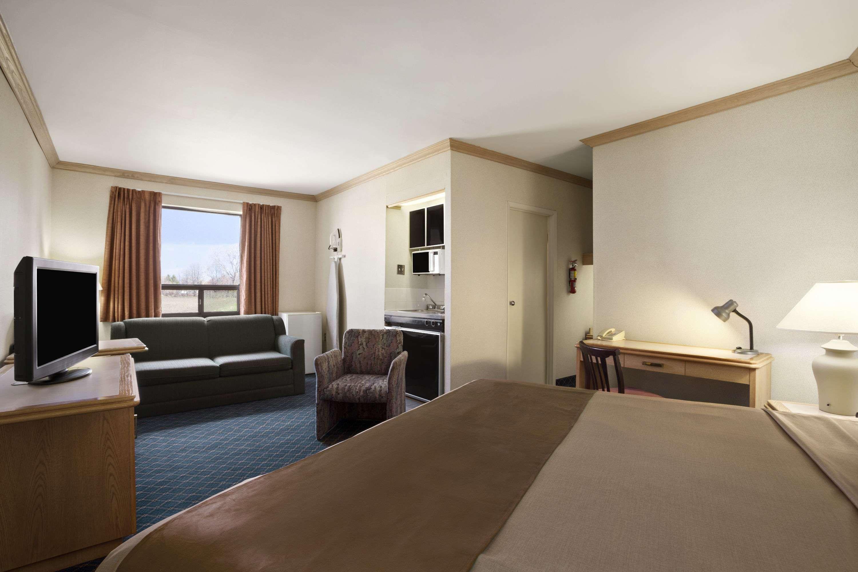 Travelodge By Wyndham Chatham Exterior photo