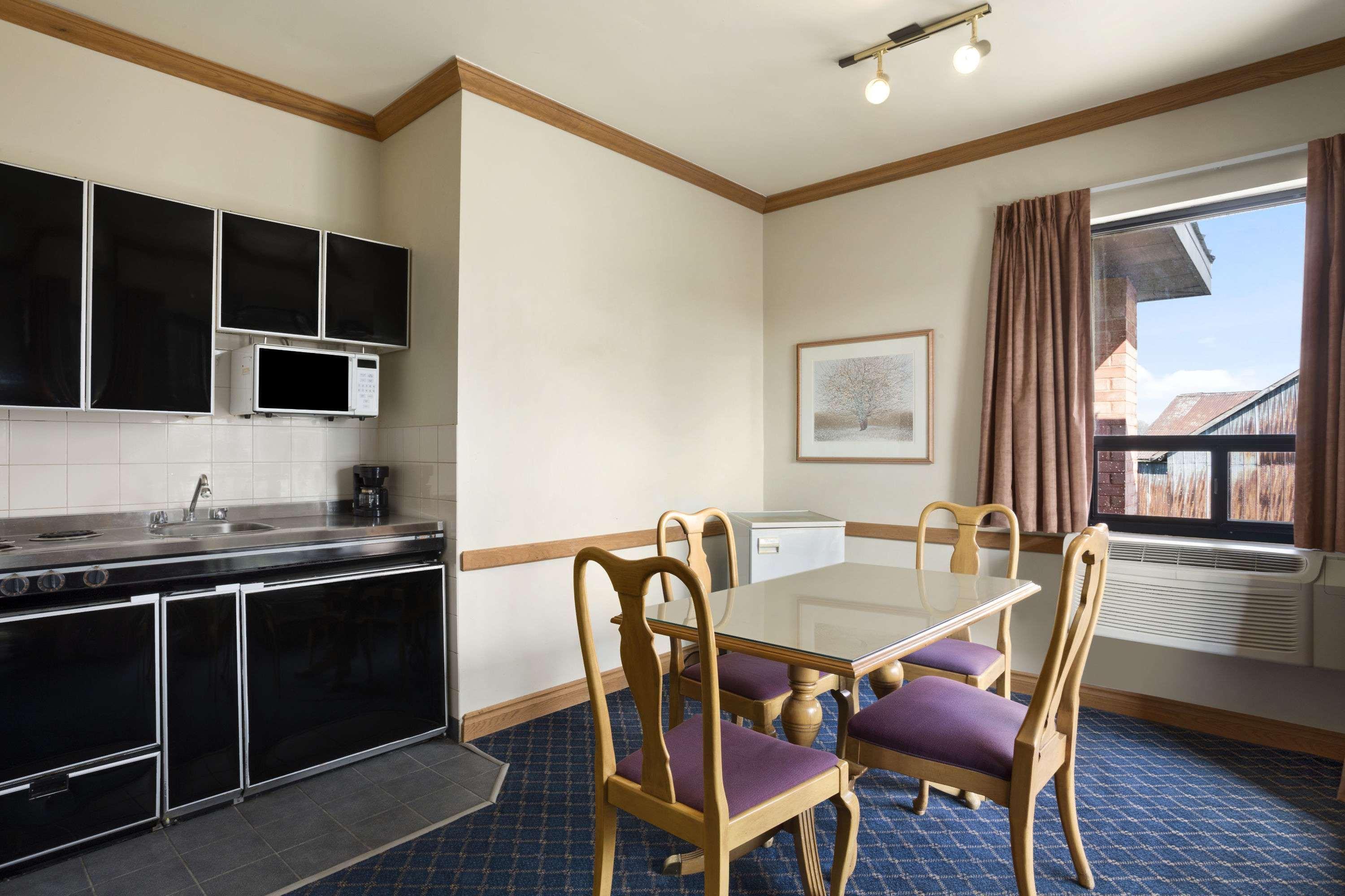 Travelodge By Wyndham Chatham Exterior photo