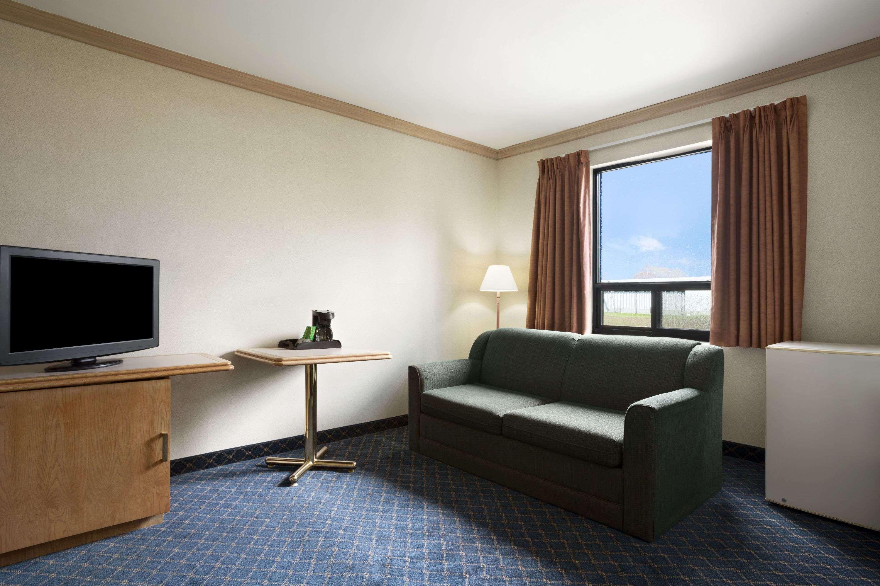 Travelodge By Wyndham Chatham Exterior photo